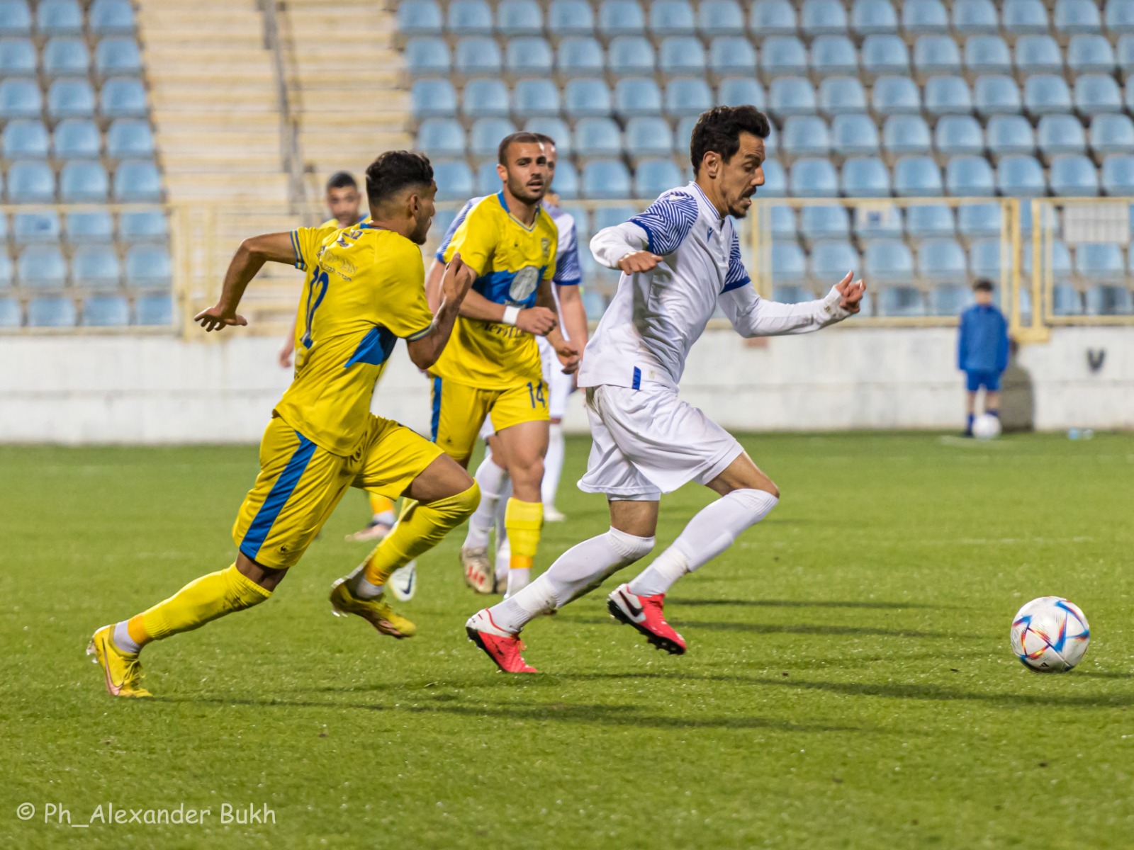 מדהלה עם הכדור (אלכס בוך)